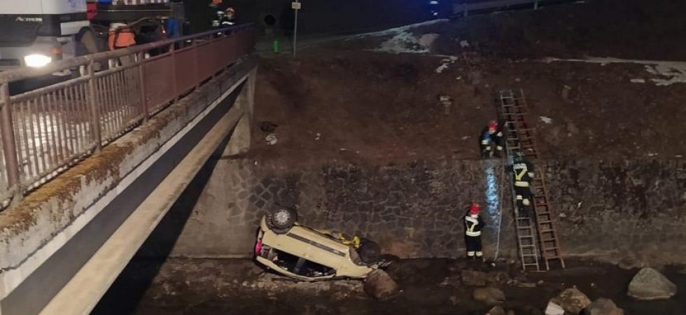 Escono di strada con la Panda che si ribalta nel torrente Noce